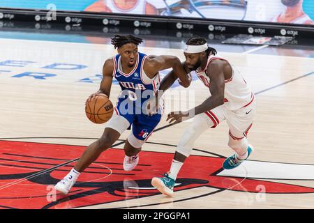 Chicago, USA. 22. März 2023. Chicago, USA, 22. März 2023: Tyrese Maxey (0 Philadelphia 76ers) dribbelt während des Spiels zwischen den Chicago Bulls und Philadelphia 76ers am Mittwoch, 22. März 2023 im United Center, Chicago, USA. (KEINE KOMMERZIELLE NUTZUNG) (Shaina Benhiyoun/SPP) Guthaben: SPP Sport Press Photo. Alamy Live News Stockfoto