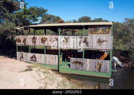 Boot auf Okavango, Popa Falls, Divundu, Caprivi, Namibia, Popa Falls, Popa Falls Stockfoto