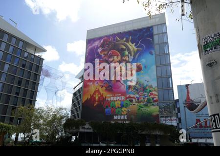 Los Angeles, Kalifornien, USA 21. März 2023 Ein allgemeiner Blick auf die Atmosphäre der Super Mario Bros.Movie Billboard am Sunset Blvd am 21. März 2023 in Los Angeles, Kalifornien, USA. Foto: Barry King/Alamy Stock Photo Stockfoto