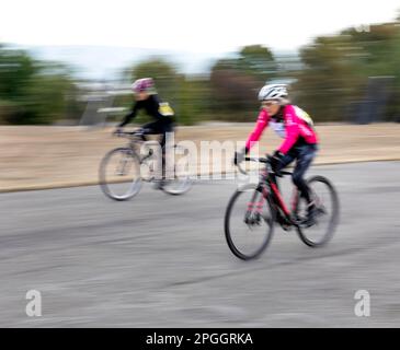 WA24049-00....Washington - Seniorenbürgerin Vicky Spring (69) nimmt an einem Cyclocross-Rennen in West-Washington Teil. Stockfoto