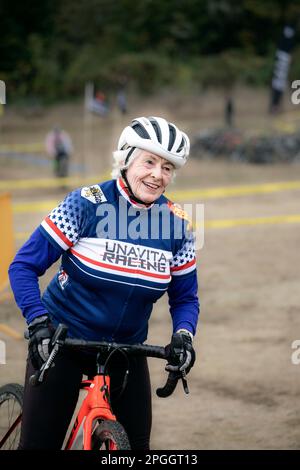 WA24071-00....Washington - Senior Cyclest Fran (80 Jahre) tritt in einem Cyclocross-Rennen in West-Washington an. Stockfoto