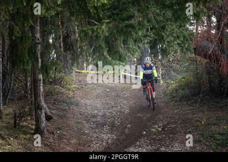 WA24086-00... Washington - Seniorenbürger Fran, 80 Jahre alt, nimmt an einem Cyclocross-Rennen in West-Washington Teil. Stockfoto