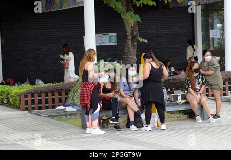 Philippinische einheimische Helfer auf dem Sonntag Ruhetag Geselligkeit im "Zentralen", Hong Kong. Stockfoto