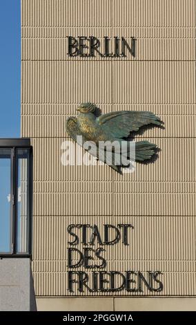 Taube des Friedens, Plattenbau, Spreeufer, Nikolaiviertel, Mitte, Berlin, Deutschland Stockfoto