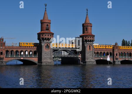 Oberbaumbrücke, Spree, Friedrichshain, Berlin, Deutschland Stockfoto