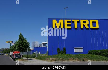 Metro, An der Ostbahn, Friedrichshain, Berlin, Germany Stock Photo