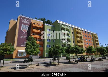 Hostel Ostel, Straße der Pariser Kommune, Friedrichshain, Berlin, Deutschland Stockfoto