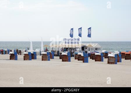 Rostock, Deutschland - 30. Mai 2016: Strandbar mit überdachter Rattanstühle, in Deutschland als Strandkorb bekannt, Verleih an einem Vorsaison-Tag in Warnemünde Stockfoto