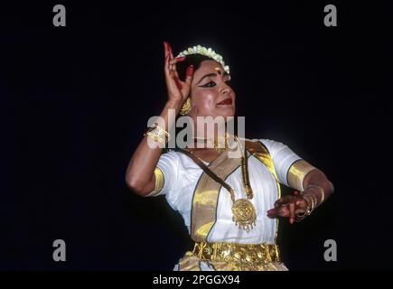 Mohiniyattam Mohiniattam, eine klassische Tanzform aus Kerala, die im 16. Jahrhundert ihren Ursprung haben soll, ist eine der acht indischen Klassiker Stockfoto