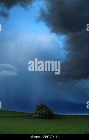 Gewitterwolken, bei Augsburg, Bayern, Deutschland Stockfoto