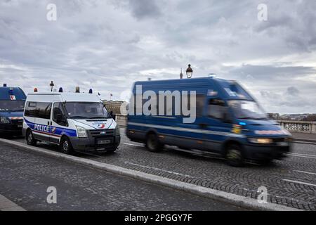 Paris, Frankreich. 22. März 2023. Polizeifahrzeuge, die in den Straßen von Paris herumfahren. Eine Gruppe von Parisern protestiert auf den Straßen der französischen Hauptstadt nach der Reform des Rentenalters. Kredit: SOPA Images Limited/Alamy Live News Stockfoto