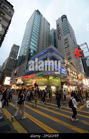 Fußgänger, die die Straße überqueren in Mong Kok, Kowloon, Hongkong. Stockfoto