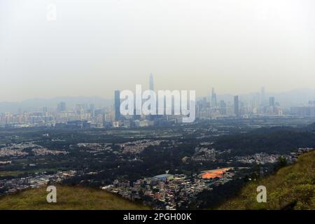 Blick auf Shenzhen vom Berg Kai Kung Shan in den New Territories in Hong Kong. Stockfoto