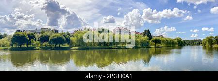 Panoramablick auf die Stadt mit Fluss an sonnigen Sommertagen. Wohngebiet im Vorort Minsk, Belarus. Stockfoto