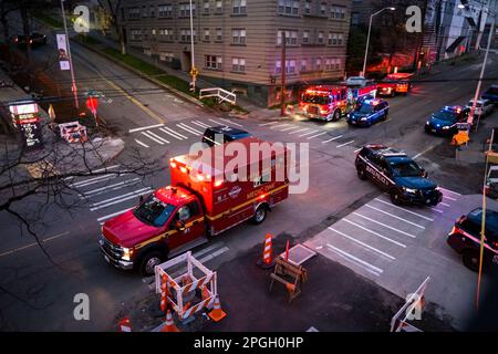 Seattle, USA. 22. März 2023. Etwa 7:30pm Polizeibeamte erhielten einen 911-Dollar-Anruf, der besagte, dass eine Person in Spring und 9. in Downtown erschossen wurde. Die Polizei kam an und fand eine Person mit einer Schusswunde, transportierte sie ins Harborview Krankenhaus und begann mit einer Untersuchung. James Anderson/Alamy Live News Stockfoto