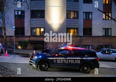 Seattle, USA. 22. März 2023. Etwa 7:30pm Polizeibeamte erhielten einen 911-Dollar-Anruf, der besagte, dass eine Person in Spring und 9. in Downtown erschossen wurde. Die Polizei kam an und fand eine Person mit einer Schusswunde, transportierte sie ins Harborview Krankenhaus und begann mit einer Untersuchung. James Anderson/Alamy Live News Stockfoto