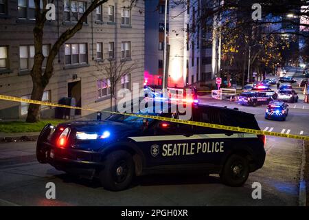 Seattle, USA. 22. März 2023. Etwa 7:30pm Polizeibeamte erhielten einen 911-Dollar-Anruf, der besagte, dass eine Person in Spring und 9. in Downtown erschossen wurde. Die Polizei kam an und fand eine Person mit einer Schusswunde, transportierte sie ins Harborview Krankenhaus und begann mit einer Untersuchung. James Anderson/Alamy Live News Stockfoto