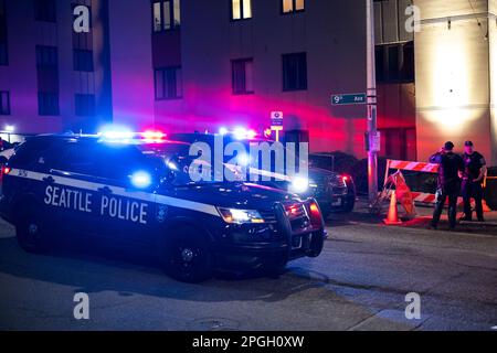 Seattle, USA. 22. März 2023. Etwa 7:30pm Polizeibeamte erhielten einen 911-Dollar-Anruf, der besagte, dass eine Person in Spring und 9. in Downtown erschossen wurde. Die Polizei kam an und fand eine Person mit einer Schusswunde, transportierte sie ins Harborview Krankenhaus und begann mit einer Untersuchung. James Anderson/Alamy Live News Stockfoto