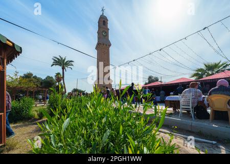 Bagdad, Irak - 10. Februar 2023: Panoramablick auf Al-Qishla oder Qushleh Uhrenturm. Es ist ein historisches Wahrzeichen des Irak, das während der r Stockfoto