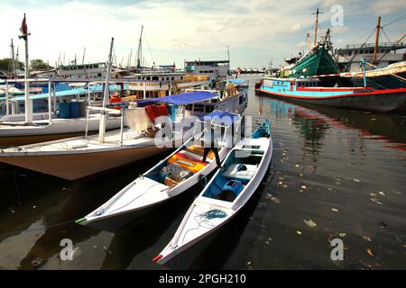 Boote im Hafen von Paotere in Ujung Tanah, Makassar, Süd-Sulawesi, Indonesien. Stockfoto
