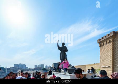 Bagdad, Irak - 10. Februar 2023: Landschaftsblick auf die Al-Mutanabi-Statue mit Besuchern in der Nähe war Al-Mutanabi ein abbasiischer Dichter und gilt als einer der Besten Stockfoto