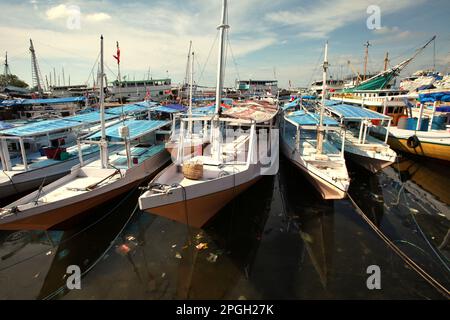 Boote im Hafen von Paotere in Ujung Tanah, Makassar, Süd-Sulawesi, Indonesien. Stockfoto
