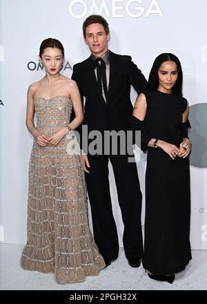 London, Großbritannien. 22. März 2023. Zoe Kravitz, Eddie Redmayne und Zhou Dongyu auf der Omega Aqua Terra Shades Party, Somerset House am 22. März 2023 in London, Großbritannien. Foto: Stuart Hardy/ABACAPRESS.COM Kredit: Abaca Press/Alamy Live News Stockfoto