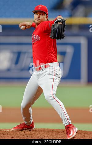 22. März 2023; St. Petersburg, Florida, USA; Philadelphia Phillies, der Pitcher Taijuan Walker (99), gibt während eines MLB-Frühjahrstrainings einen Platz Stockfoto