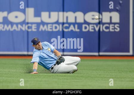 22. März 2023; St. Petersburg, Florida, USA; Tampa Bay Rays Outfielder Rueben Cardenas (73) kann keinen Fang machen und Philadelphia Phillies Centerfielder SCO Stockfoto