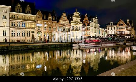 Gent, Belgien - März 04 2023: Die nächtliche Skyline der Altstadt und das breite Panorama des Flusses Leie. Historisches Zentrum von Gent, Reisefoto Belgien, malerischer Panoramablick. Hochwertiges Foto Stockfoto