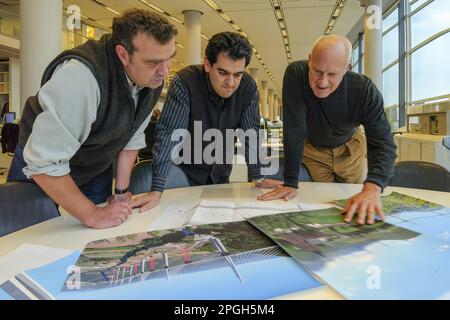 ARCHIVE AUGUST 2001 - ENGLAND. NACH LONDON. STADTTEIL BATTERSEA. SIR LORD NORMAN FOSTER UND SEINE PROJEKTLEITER ALISTAIR LENCZNER UND MOUZHAN MAJIDI STUD Stockfoto