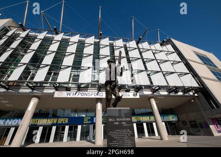 Eine Gedenkstatue der Cricket-Legende Bill Ponsford vor dem MCG in Melbourne, Victoria, Australien Stockfoto