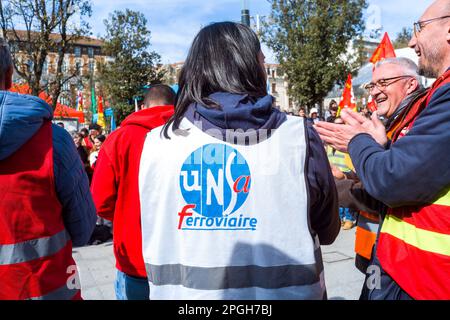 Toulouse, Frankreich. 22. März 2023. Interpro versammelt sich auf dem Platz vor dem Bahnhof Martabiau. Frankreich, Toulouse am 22. März 2023. Foto: Patricia Huchot-Boissier/ABACAPRESS.COM Kredit: Abaca Press/Alamy Live News Stockfoto