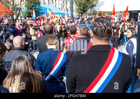 Toulouse, Frankreich. 22. März 2023. Die Tücher der Nupes-Deputies, die bei der Rede anwesend waren. Interpro versammelt sich auf dem Platz vor dem Bahnhof Martabiau. Frankreich, Toulouse am 22. März 2023. Foto: Patricia Huchot-Boissier/ABACAPRESS.COM Kredit: Abaca Press/Alamy Live News Stockfoto