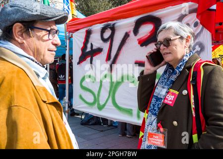 Toulouse, Frankreich. 22. März 2023. Banner, 49-3 Social. Interpro versammelt sich auf dem Platz vor dem Bahnhof Martabiau. Frankreich, Toulouse am 22. März 2023. Foto: Patricia Huchot-Boissier/ABACAPRESS.COM Kredit: Abaca Press/Alamy Live News Stockfoto