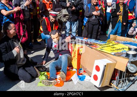 Toulouse, Frankreich. 22. März 2023. Macron auf dem Boden, niedergeschlagen. Interpro versammelt sich auf dem Platz vor dem Bahnhof Martabiau. Frankreich, Toulouse am 22. März 2023. Foto: Patricia Huchot-Boissier/ABACAPRESS.COM Kredit: Abaca Press/Alamy Live News Stockfoto