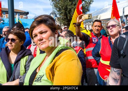 Toulouse, Frankreich. 22. März 2023. Aktivisten hören den Reden zu. Interpro versammelt sich auf dem Platz vor dem Bahnhof Martabiau. Frankreich, Toulouse am 22. März 2023. Foto: Patricia Huchot-Boissier/ABACAPRESS.COM Kredit: Abaca Press/Alamy Live News Stockfoto