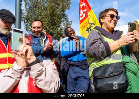 Toulouse, Frankreich. 22. März 2023. Aktivisten hören den Reden zu. Interpro versammelt sich auf dem Platz vor dem Bahnhof Martabiau. Frankreich, Toulouse am 22. März 2023. Foto: Patricia Huchot-Boissier/ABACAPRESS.COM Kredit: Abaca Press/Alamy Live News Stockfoto