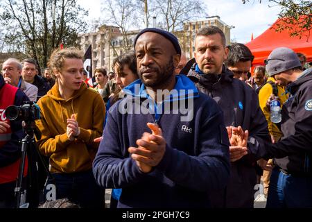 Toulouse, Frankreich. 22. März 2023. Demonstranten der RTE, hört euch die Reden an. Interpro versammelt sich auf dem Platz vor dem Bahnhof Martabiau. Frankreich, Toulouse am 22. März 2023. Foto: Patricia Huchot-Boissier/ABACAPRESS.COM Kredit: Abaca Press/Alamy Live News Stockfoto