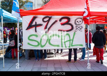 Toulouse, Frankreich. 22. März 2023. Banner, 49-3 Social. Interpro versammelt sich auf dem Platz vor dem Bahnhof Martabiau. Frankreich, Toulouse am 22. März 2023. Foto: Patricia Huchot-Boissier/ABACAPRESS.COM Kredit: Abaca Press/Alamy Live News Stockfoto