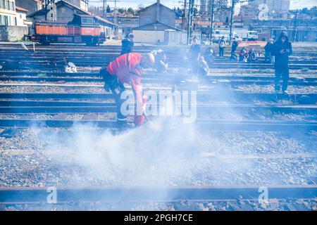 Toulouse, Frankreich. 22. März 2023. Feuerwehrleute löschen Feuer auf den Gleisen. Interpro versammelt sich auf dem Platz vor dem Bahnhof Martabiau. Frankreich, Toulouse am 22. März 2023. Foto: Patricia Huchot-Boissier/ABACAPRESS.COM Kredit: Abaca Press/Alamy Live News Stockfoto