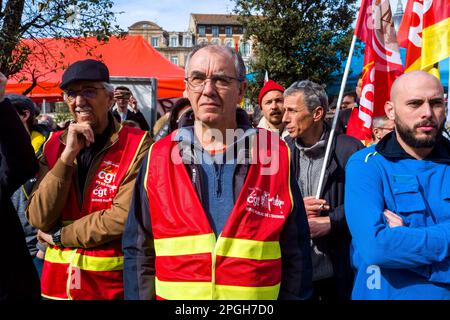 Toulouse, Frankreich. 22. März 2023. Aktivisten hören den Reden zu. Interpro versammelt sich auf dem Platz vor dem Bahnhof Martabiau. Frankreich, Toulouse am 22. März 2023. Foto: Patricia Huchot-Boissier/ABACAPRESS.COM Kredit: Abaca Press/Alamy Live News Stockfoto