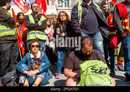 Toulouse, Frankreich. 22. März 2023. Aktivisten hören den Reden zu. Interpro versammelt sich auf dem Platz vor dem Bahnhof Martabiau. Frankreich, Toulouse am 22. März 2023. Foto: Patricia Huchot-Boissier/ABACAPRESS.COM Kredit: Abaca Press/Alamy Live News Stockfoto