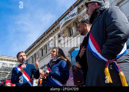 Toulouse, Frankreich. 22. März 2023. Rede von Francois Piquemal, Stellvertreter des LFI - NUPES. Interpro versammelt sich auf dem Platz vor dem Bahnhof Martabiau. Frankreich, Toulouse am 22. März 2023. Foto: Patricia Huchot-Boissier/ABACAPRESS.COM Kredit: Abaca Press/Alamy Live News Stockfoto