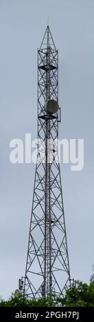 Hoher Telekommunikationsturm mit Antennen für Mobilfunkdatensignale. 5G-Datentechnologie Stockfoto