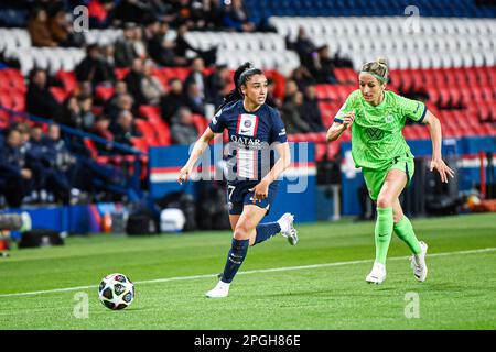 Sakina Karchaoui und Kathrin Hendrich während der UEFA Women's Champions League, des Viertelfinals, des 1.-Bein-Fußballspiels zwischen Paris Saint-Germain (PSG) und VfL Wolfsburg am 22. März 2023 im Parc des Princes Stadion in Paris, Frankreich. Foto: Victor Joly/ABACAPRESS.COM Stockfoto