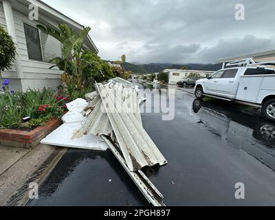 Carpinteria, Kalifornien, USA. 22. März 2023. Am Dienstag, den 21. März 2023 um 6:00pm, schwirrte ein verrückter Tornado durch den Sandpiper Mobile Home Park in Carpinteria, Kalifornien. Tornados sind an der Pazifikküste sehr ungewöhnlich und geschahen während des atmosphärischen Flussturms, der bereits Bewohner des Santa Barbara County in höchster Alarmbereitschaft hatte. Der Wirbelwind riss Dächer ab, zerstörte Autohäfen und verletzte mindestens eine Person. Kredit: ZUMA Press, Inc./Alamy Live News Stockfoto