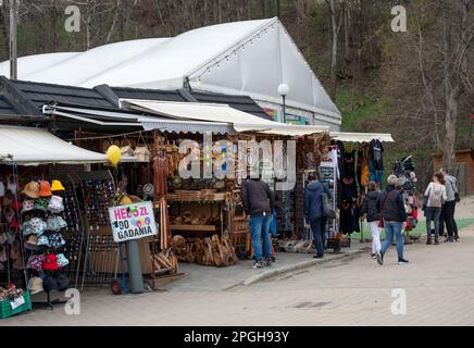 Blick auf Souvenirläden auf den Straßen, die Winterkleidung, bunte Magnete, Stoffspielzeug und Sammlerstücke verkaufen, die in Zakopane, Polen, gefangen genommen wurden. Stockfoto