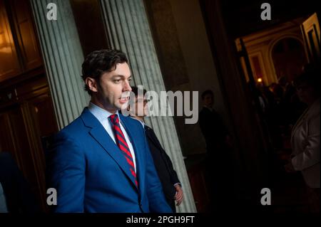 Washington, Usa. 22. März 2023. US-Senator Jon Ossoff (Demokrat von Georgien) geht am Mittwoch, 22. März, am US-Kapitol in Washington, DC, USA vorbei. 2023. Foto: Rod Lamkey/CNP/ABACAPRESS.COM Kredit: Abaca Press/Alamy Live News Stockfoto
