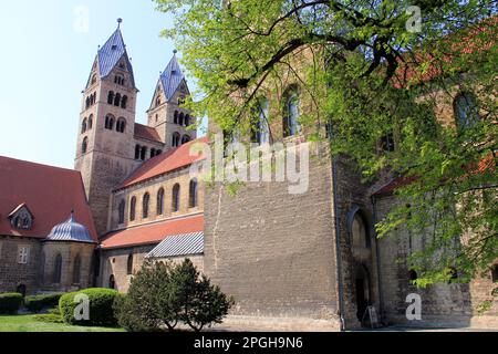 Liebfrauenkirche aus dem 12. Jahrhundert, im romanischen Stil erbaut, Seitenansicht, südliche Höhe, Halberstadt, Deutschland Stockfoto